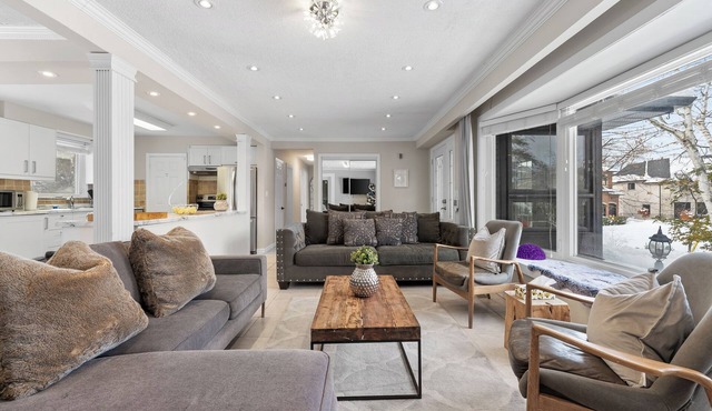 4 BEDROOM & 3 BATH (sleep 8) cozy bungalow home in Richmond Hill