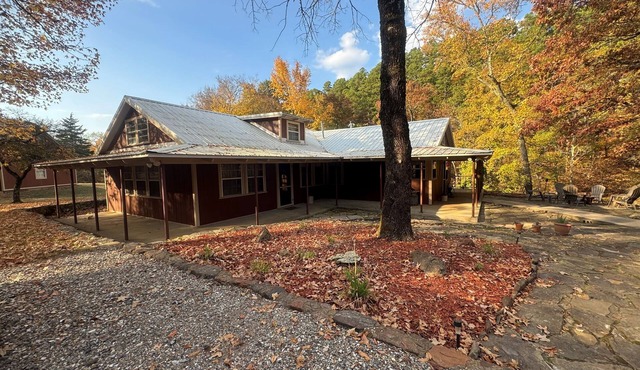 4 bedroom/3 bath cabin, sleeps 17, Bear Den Cabin