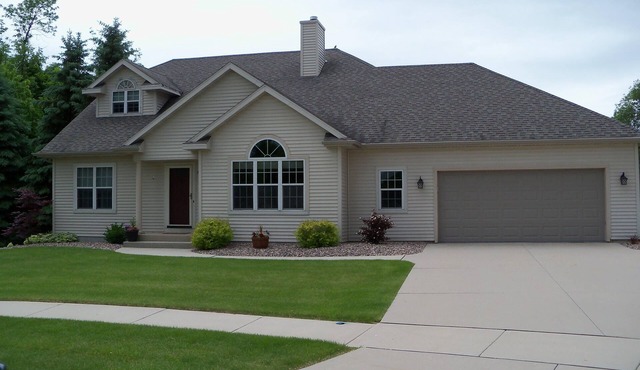 4 bedroom, 3 Bath Home only 9 Minutes from Road America