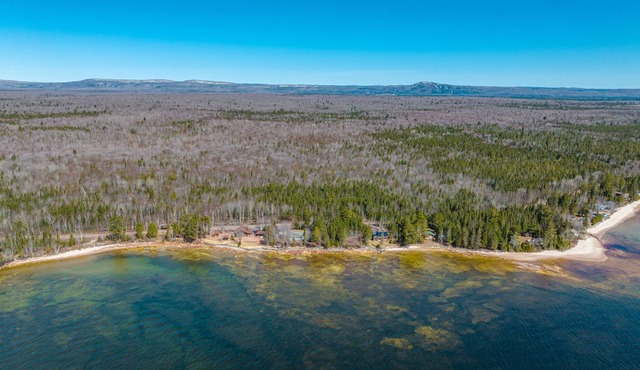 4-bedroom 3 bath Lake Superior Home 50ft from waters edge
