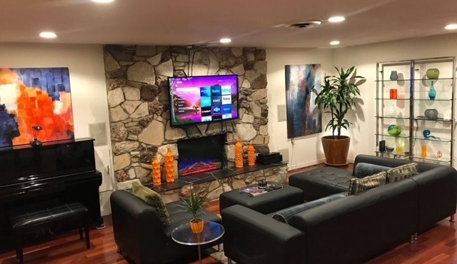 4 bedroom, 3 bath Modern Home with Hot Tub