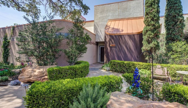 4-bedroom 3 bath modern house on Lakeridge golf course in Lubbock with WiFi, AC