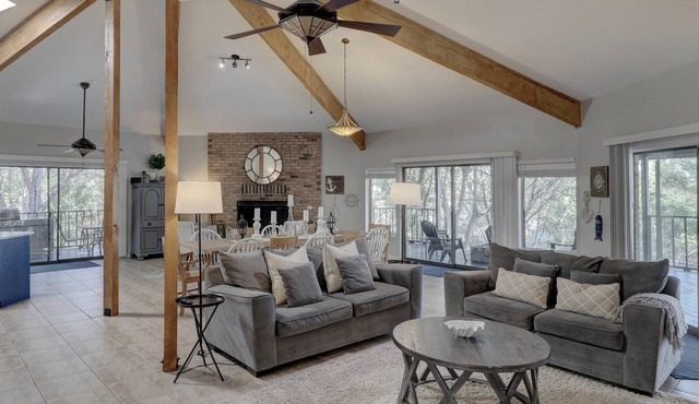 4 Bedroom 3 Bath Open Concept Property on Lake Whitney with Hot Tub. The Southern Silo at Whitney!