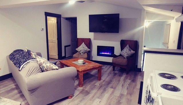 4 Bedroom/3 Bath Upper Level Remodeled Shop, in town, fully loaded for up to 12!