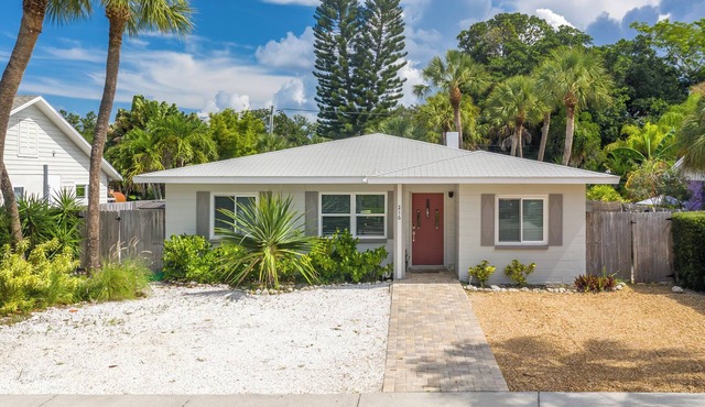 4 Bedroom/3 Bath Pool Home Child Friendly- 5 Min walk to beach!