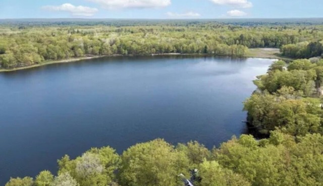 4 bedroom, 3 ful bath Lakefront cottagenPet friendly