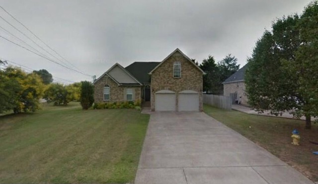 4 bedroom, 3 full bathrooms, Beautiful House 12 minutes from Downtown Nashville.
