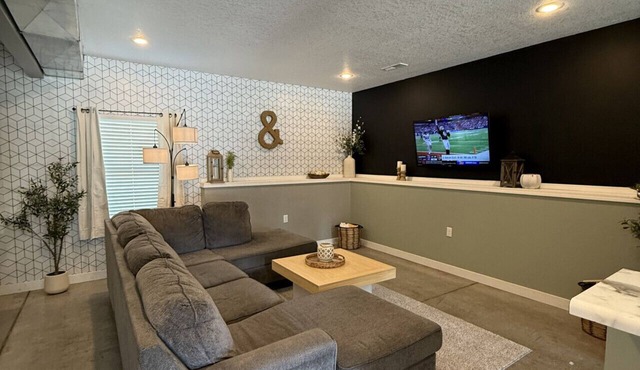 4 bedroom/4.5 bathroom/8 beds/pets/pool table