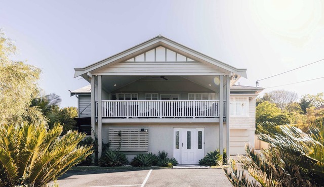 4 bedroom 4 bath Urban Getaway Ipswich-Pets, Sauna