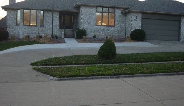 4 bedroom 4 bathrooms house with jacuzzi tub, steam room and massage chair.