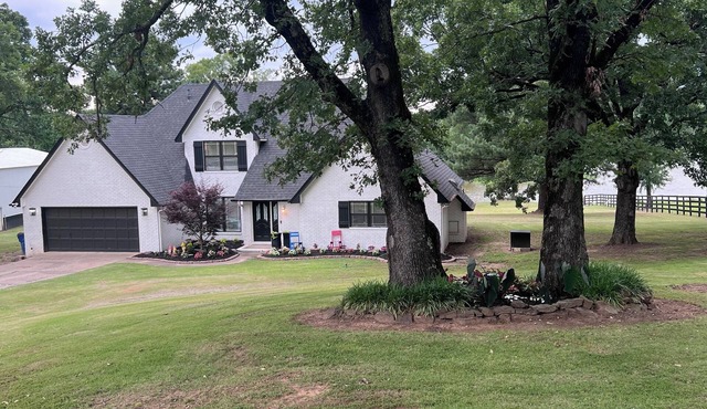 4-bedroom/4 bathroom luxury home, Eastside Fort Smith/Crashpad/Military housing