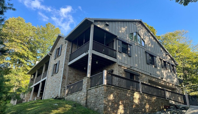 4 Bedroom + 4 Bathroom Mountain Home at 4,700ft Views of Blue Ridge Mts + Big Bald + Spa + Elevator