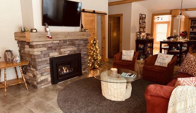 4 bedroom, 4 season lakefront near Grand Bend (Lake Huron) with fire pit