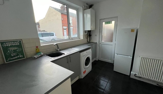 4 bedroom 5 double beds 2 bathroom contractor haven