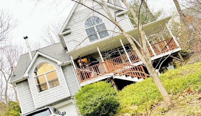 4-bedroom 50 yards to Mattituck Inlet, minutes to the Beach, Love Lane, Harbes