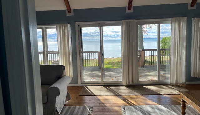 4 Bedroom, 7 bed Cottage - Sand and Crystal Clear Water, Lake Simcoe, Orillia