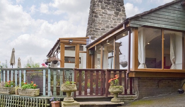 4 bedroom accommodation in Huthwaite, near Sutton-in-Ashfield