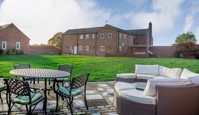 4 bedroom accommodation in Bangor-on-Dee