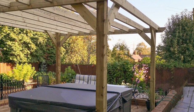 4 bedroom accommodation in Chadwick Bank