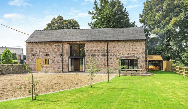 4 bedroom accommodation in Whiteley Green, Macclesfield