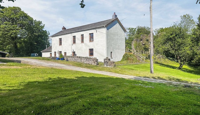 4 bedroom accommodation in Carmarthen