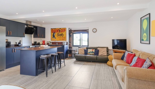 4 bedroom accommodation in Gloucester