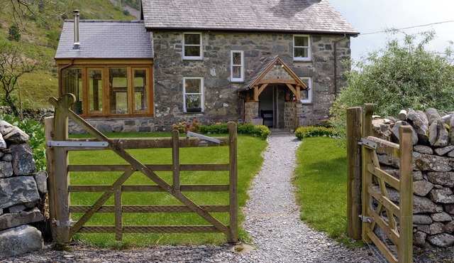 4 bedroom accommodation in Llanfachreth, near Dolgellau