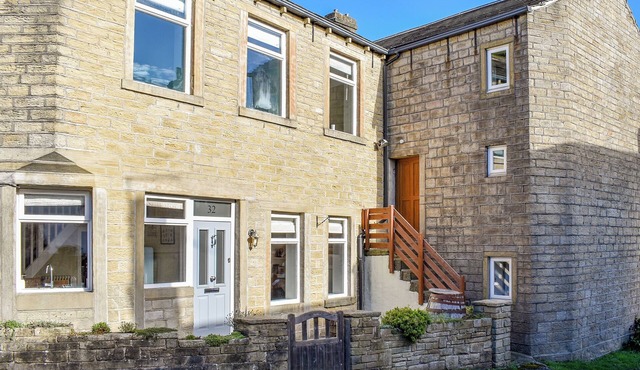 4 bedroom accommodation in Holmfirth