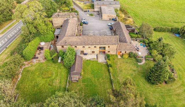 4 bedroom accommodation in Holmfirth