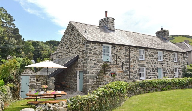 4 bedroom accommodation in Llwyngwril, near Aberdovey