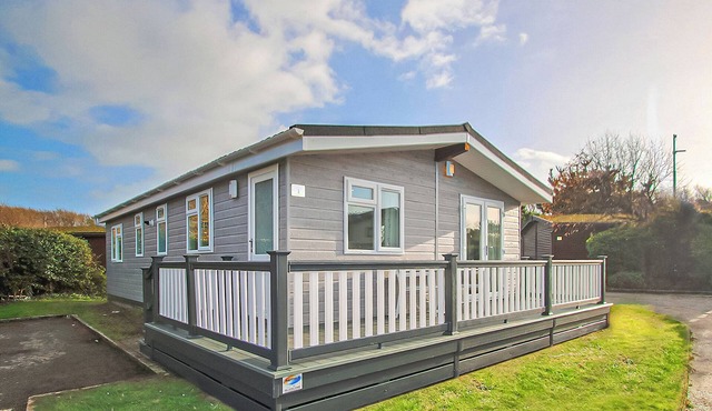 4 bedroom accommodation in Milford-on-Sea, Nr Lymington