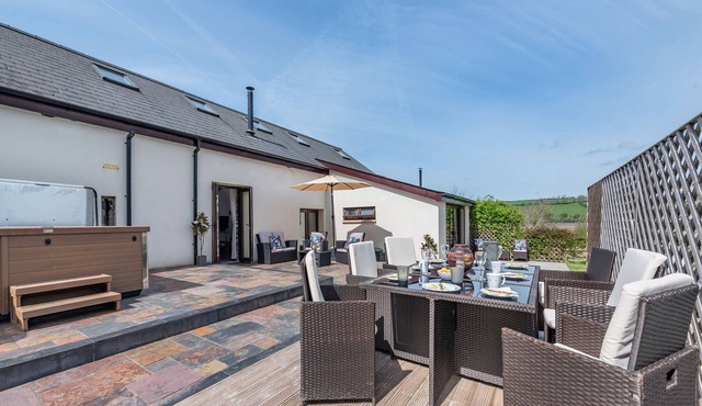 4 bedroom accommodation in Ferryside, near Carmarthen