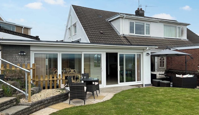 4 bedroom accommodation in Llanelli