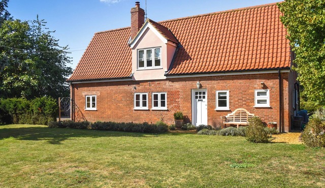 4 bedroom accommodation in Redgrave