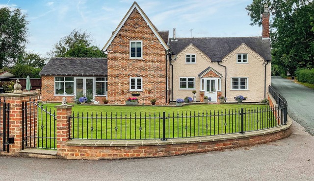 4 bedroom accommodation in Stowe-by-Chartley, near Stafford