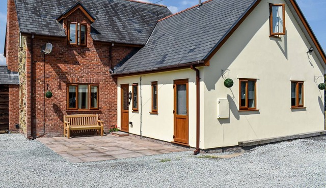 4 bedroom accommodation in Dolanog