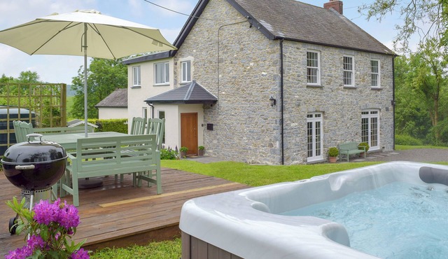 4 bedroom accommodation in Llanmill, near Narberth