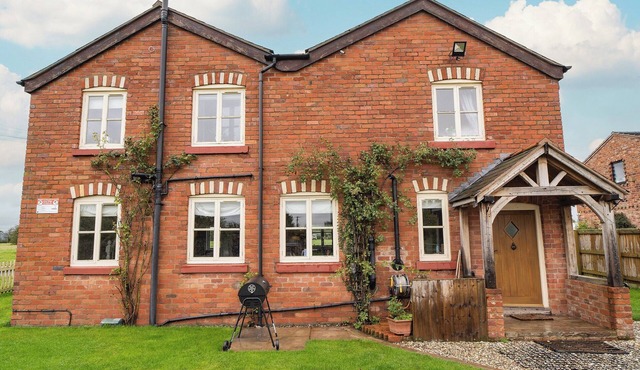 4 bedroom accommodation in Wrexham