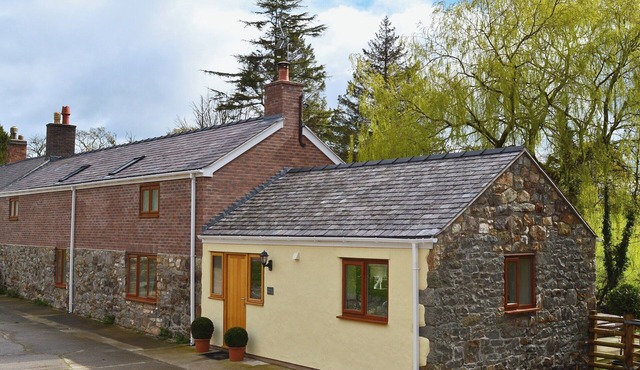 4 bedroom accommodation in Penyffordd, near Chester