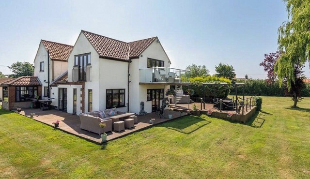 4 bedroom accommodation in Limpenhoe, near Norwich