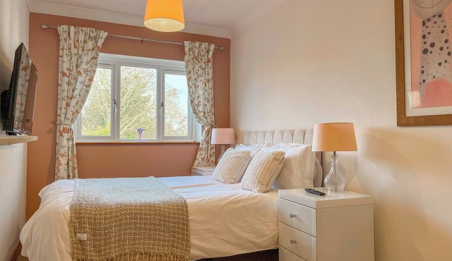 4 bedroom accommodation in Newark