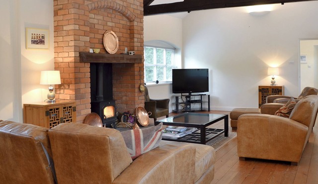 4 bedroom accommodation in Standon