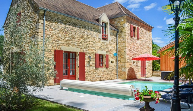 4 bedroom accommodation in Allas