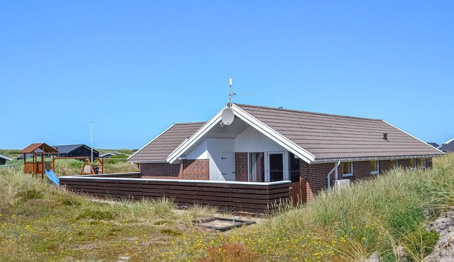 4 bedroom amazing home in Hvide Sande