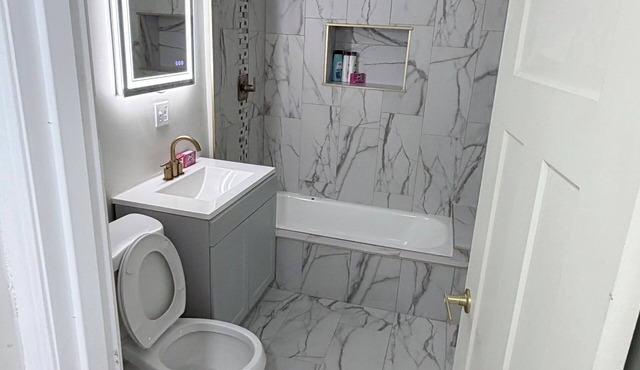 4-bedroom apartment in fabulous Chicago with AC for your stay