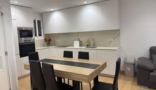 4-bedroom apartment with AC in vibrant Barcelona