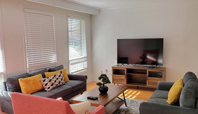 4 bedroom Apt, 1Floor, 9 people stay, private graden