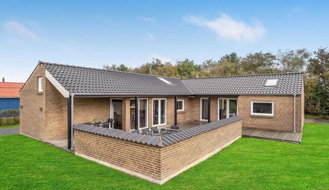 4 bedroom awesome home in Vinderup