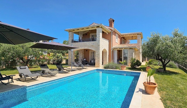 4 bedroom awesome home in Kastelir