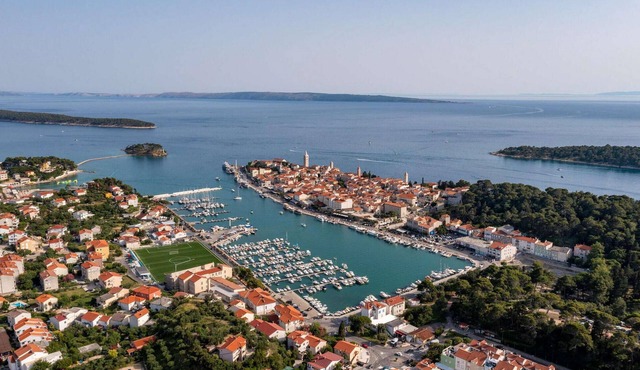 4 bedroom awesome home in Rab
